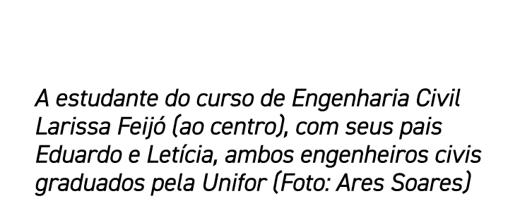 A estudante do curso de Engenharia Civil Larissa Feijó (ao centro), com seus pais Eduardo e Letícia, ambos engenheiro   
