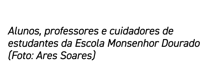 Alunos, professores e cuidadores de estudantes da Escola Monsenhor Dourado (Foto: Ares Soares)