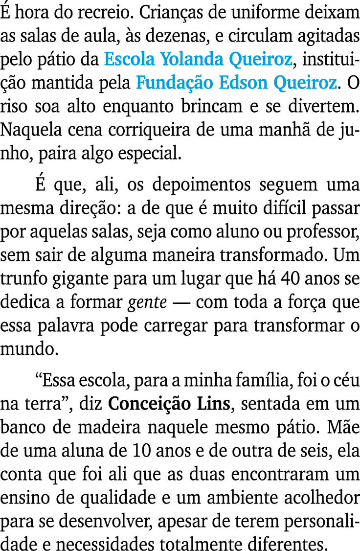 É hora do recreio  Crianças de uniforme deixam as salas de aula, às dezenas, e circulam agitadas pelo pátio da Escola   