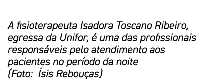 A fisioterapeuta Isadora Toscano Ribeiro, egressa da Unifor, é uma das profissionais responsáveis pelo atendimento ao   