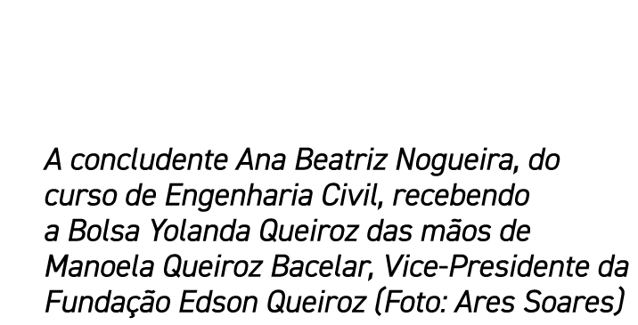 A concludente Ana Beatriz Nogueira, do curso de Engenharia Civil, recebendo a Bolsa Yolanda Queiroz das mãos de Manoe   