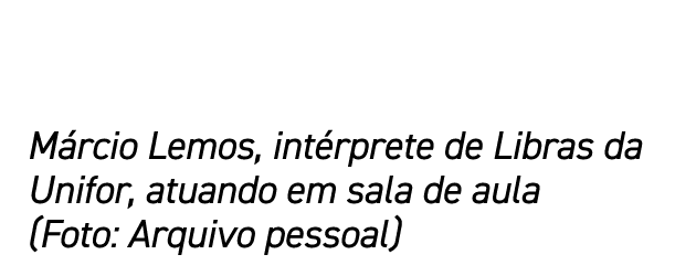 M rcio Lemos, int rprete de Libras da Unifor, atuando em sala de aula (Foto: Arquivo pessoal)