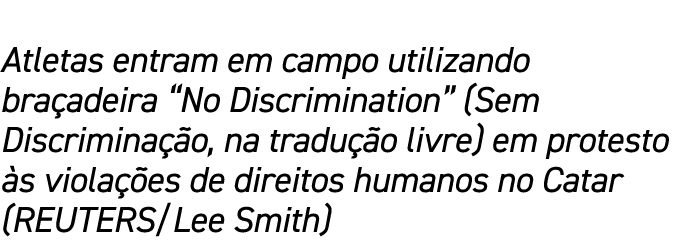 Atletas entram em campo utilizando bra adeira “No Discrimination” (Sem Discrimina o, na tradu  o livre) em protesto ...