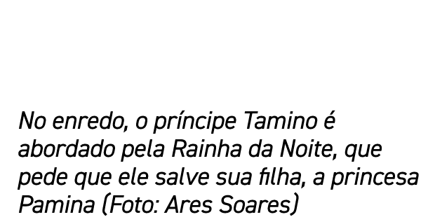No enredo, o pr ncipe Tamino  abordado pela Rainha da Noite, que pede que ele salve sua filha, a princesa Pamina (Fo...