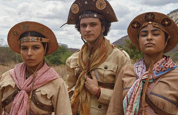 O CANGACEIRO DO FUTURO (L to R) MONIQUE HORTOLANI as AMALIA, MAX PETERSON as AMARO, MARIANA COSTA as AMELIA in O CANGACEIRO DO FUTURO . Cr. Jamille Queiroz e Jorge Silvestre/Netflix © 2022