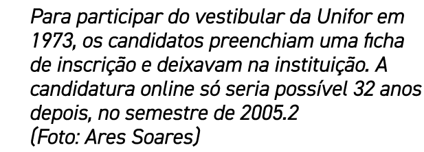 Para participar do vestibular da Unifor em 1973, os candidatos preenchiam uma ficha de inscri o e deixavam na instit...