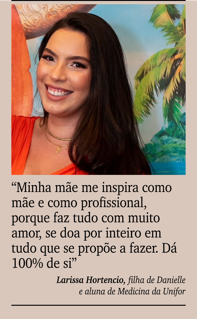 ￼ ￼ “Minha m e me inspira como m e e como profissional, porque faz tudo com muito amor, se doa por inteiro em tudo qu...
