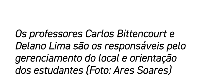 Os professores Carlos Bittencourt e Delano Lima s o os respons veis pelo gerenciamento do local e orienta o dos estu...