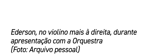 Ederson, no violino mais  direita, durante apresenta  o com a Orquestra (Foto: Arquivo pessoal)