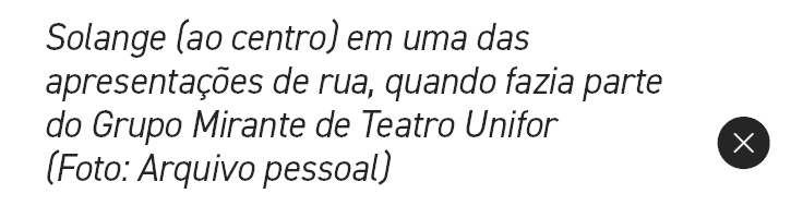 Solange (ao centro) em uma das apresenta es de rua, quando fazia parte do Grupo Mirante de Teatro Unifor (Foto: Arqu...