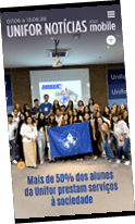 Grupo de adultos reunidos em ambiente interno segurando uma bandeira azul com s mbolo branco e sorrindo para a foto em evento da Unifor sobre servi os prestados  sociedade.  Description generated by AI