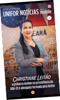 Pessoa adulta com cabelo longo preso, vestindo blazer xadrez e blusa preta, posando com os bra os cruzados para a capa da revista Unifor Not cias mobile que destaca a primeira pessoa na presid ncia da OAB-CE formada pela Unifor. Description generated by AI