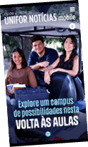 Tr s adultos sorridentes sentados em um carrinho de golfe com livros e mochila, com texto em portugu s sobre voltar s aulas e explorar um campus de possibilidades.  Description generated by AI