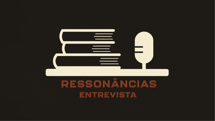 Logotipo com tr s livros empilhados ao lado de um microfone e o texto resson ncias entrevista em fundo escuro. Description generated by AI