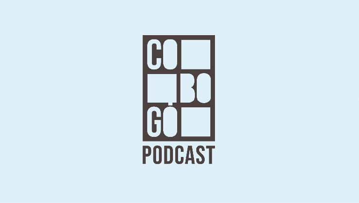 Logotipo minimalista em tons de marrom com as palavras combinadas formando “COMBO GO PODCAST" em um fundo azul claro. Description generated by AI