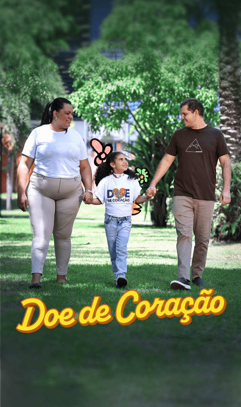 Tr s pessoas caminhando de m os dadas em um parque ensolarado com rvores ao fundo e a frase Doe de Cora  o em destaque na parte inferior.  Description generated by AI