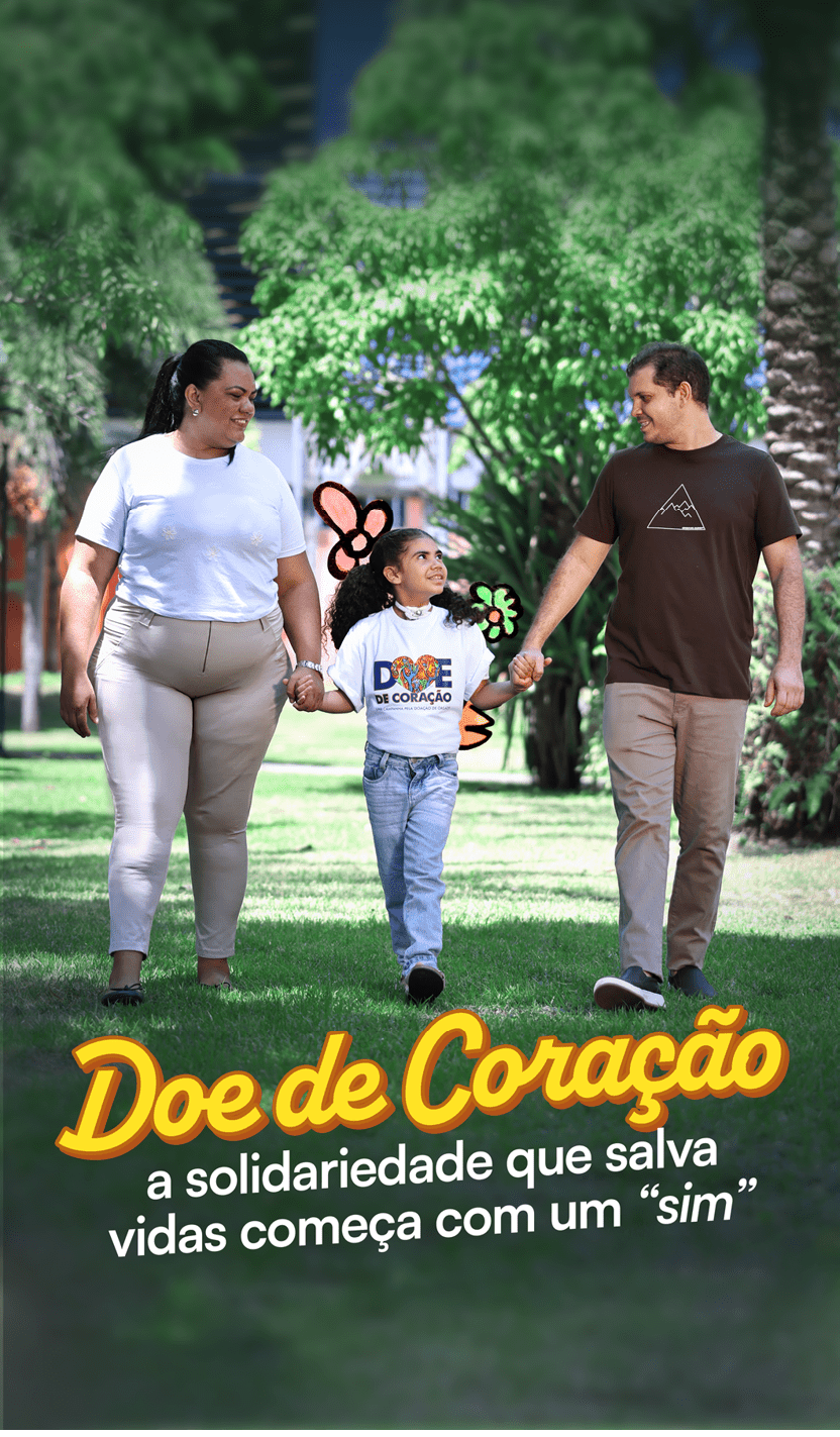 Tr s pessoas caminhando de m os dadas em um parque com rvores ao fundo e a frase Doe de Cora  o a solidariedade que salva vidas come a com um “sim" escrita na parte inferior.  Description generated by AI