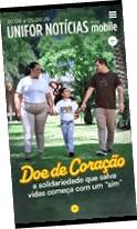 Tr s pessoas caminhando de m os dadas em um parque com rvores ao fundo, sendo uma crian a no centro usando camiseta branca com a frase “Doe de Cora  o" e duas pessoas adultas ao lado, acompanhadas do texto sobre solidariedade que salva vidas.  Description generated by AI