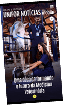 Duas pessoas vestindo jalecos azuis interagem com um cavalo branco em um ambiente que parece ser uma cl nica ou hospital veterin rio, com equipamentos m dicos ao redor. Description generated by AI