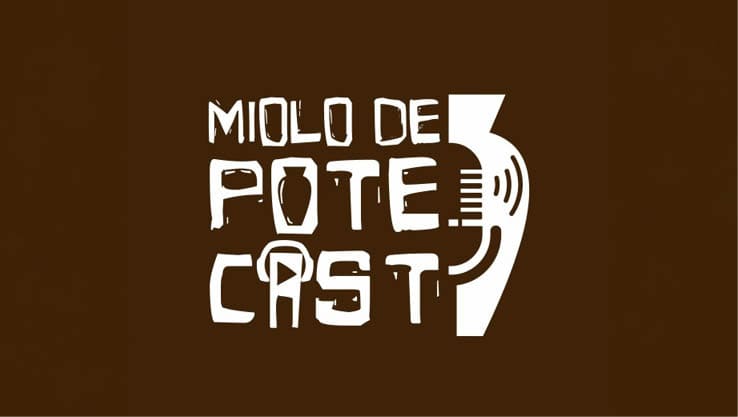 Logotipo estilizado em branco com texto “Miolo de Podcast" sobre fundo marrom escuro. Description generated by AI