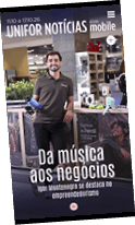 Pessoa sorridente com camiseta polo escura segura uma garrafa azul em um ambiente interno com estandes e produtos, destacando-se em uma publica o sobre empreendedorismo musical.  Description generated by AI