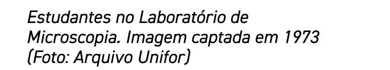 Estudantes no Laboratório de Microscopia  Imagem captada em 1973 (Foto: Arquivo Unifor)