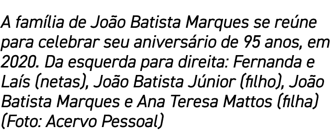 A família de João Batista Marques se reúne para celebrar seu aniversário de 95 anos, em 2020  Da esquerda para direit   